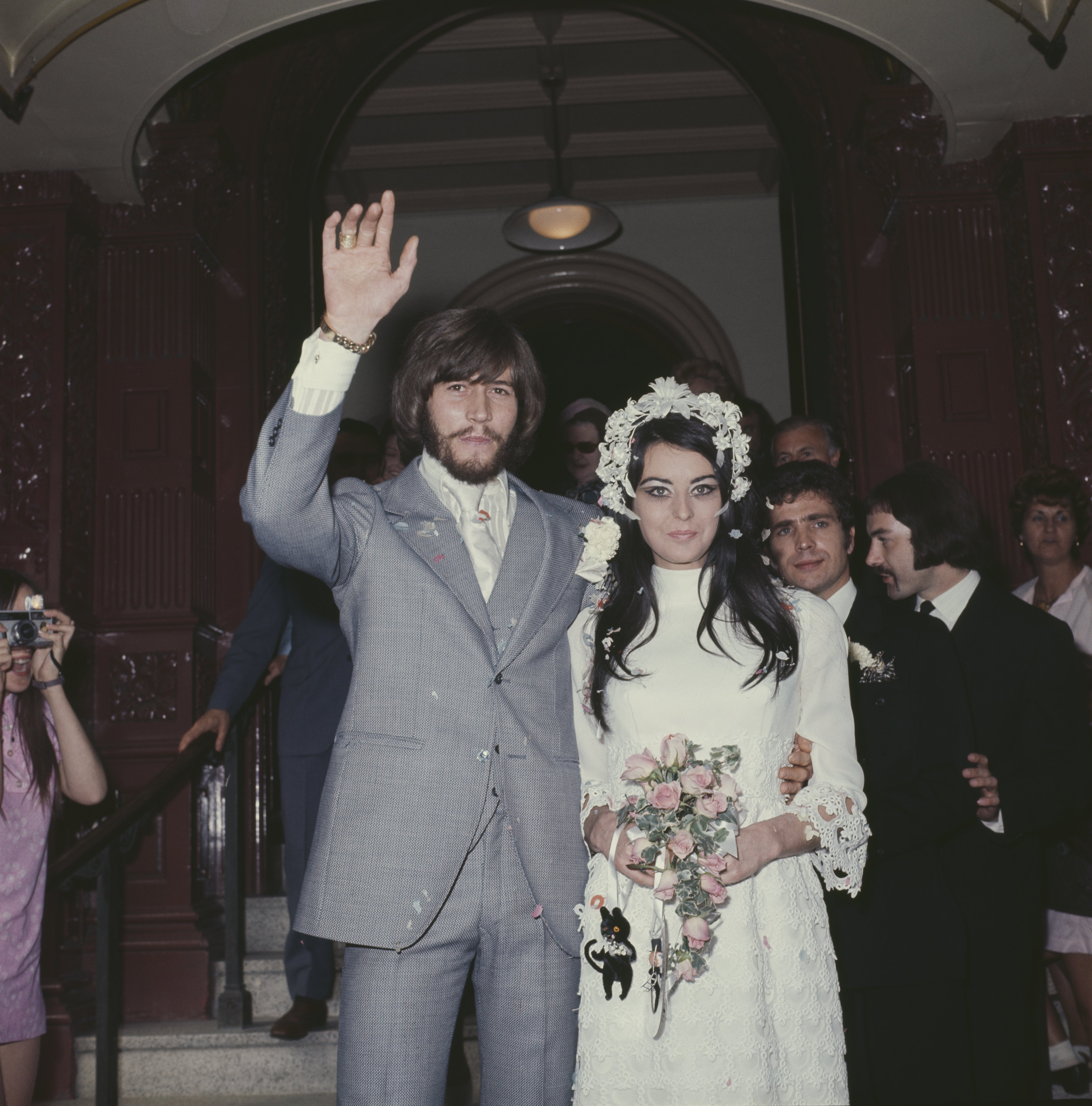 Barry Gibb y Linda Gray el día de su boda en 1970. | Foto: Getty Images