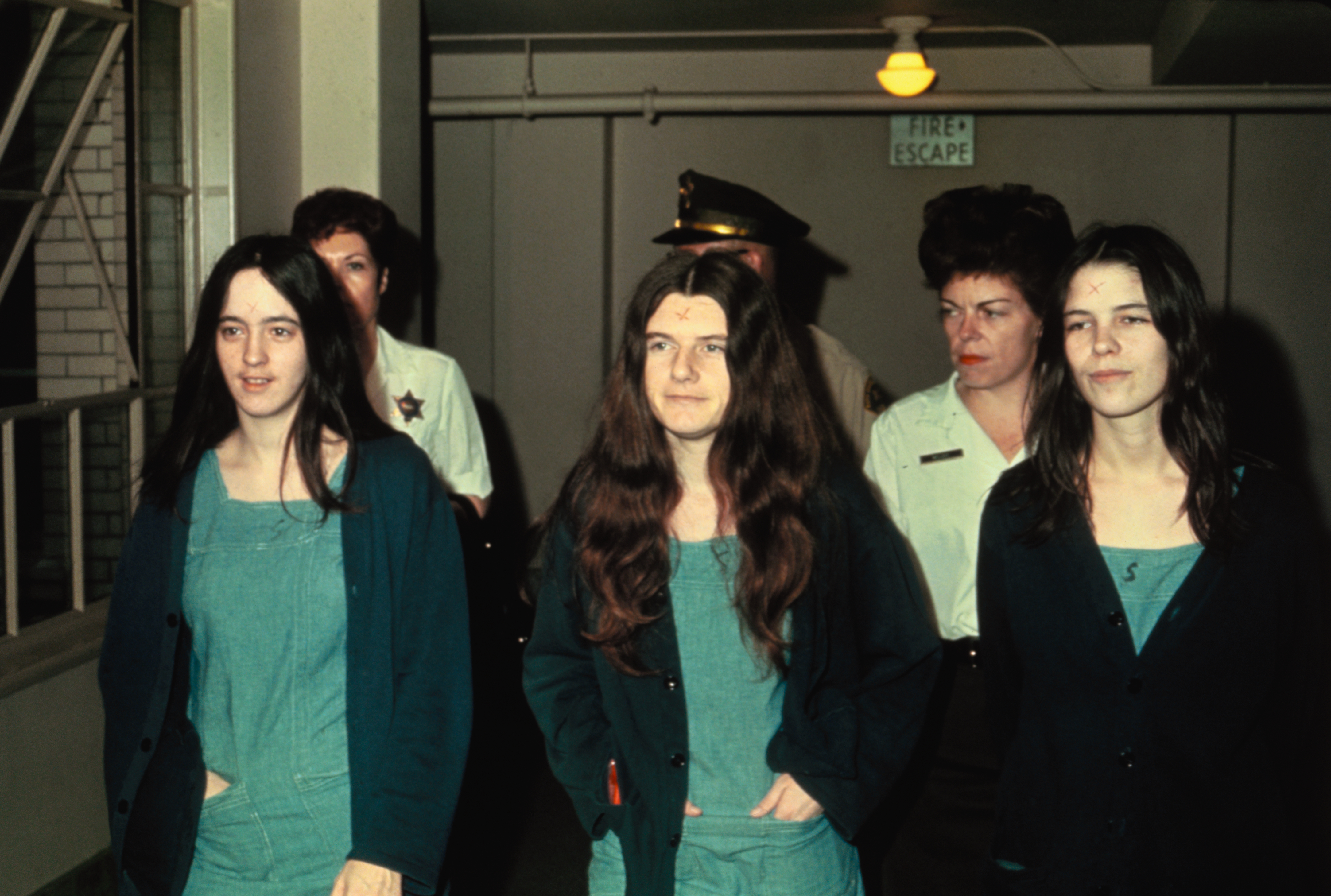 Susan Atkins, Patricia Krenwinkle und Leslie van Houton, aufgenommen am 11. August 1970 | Quelle: Getty Images