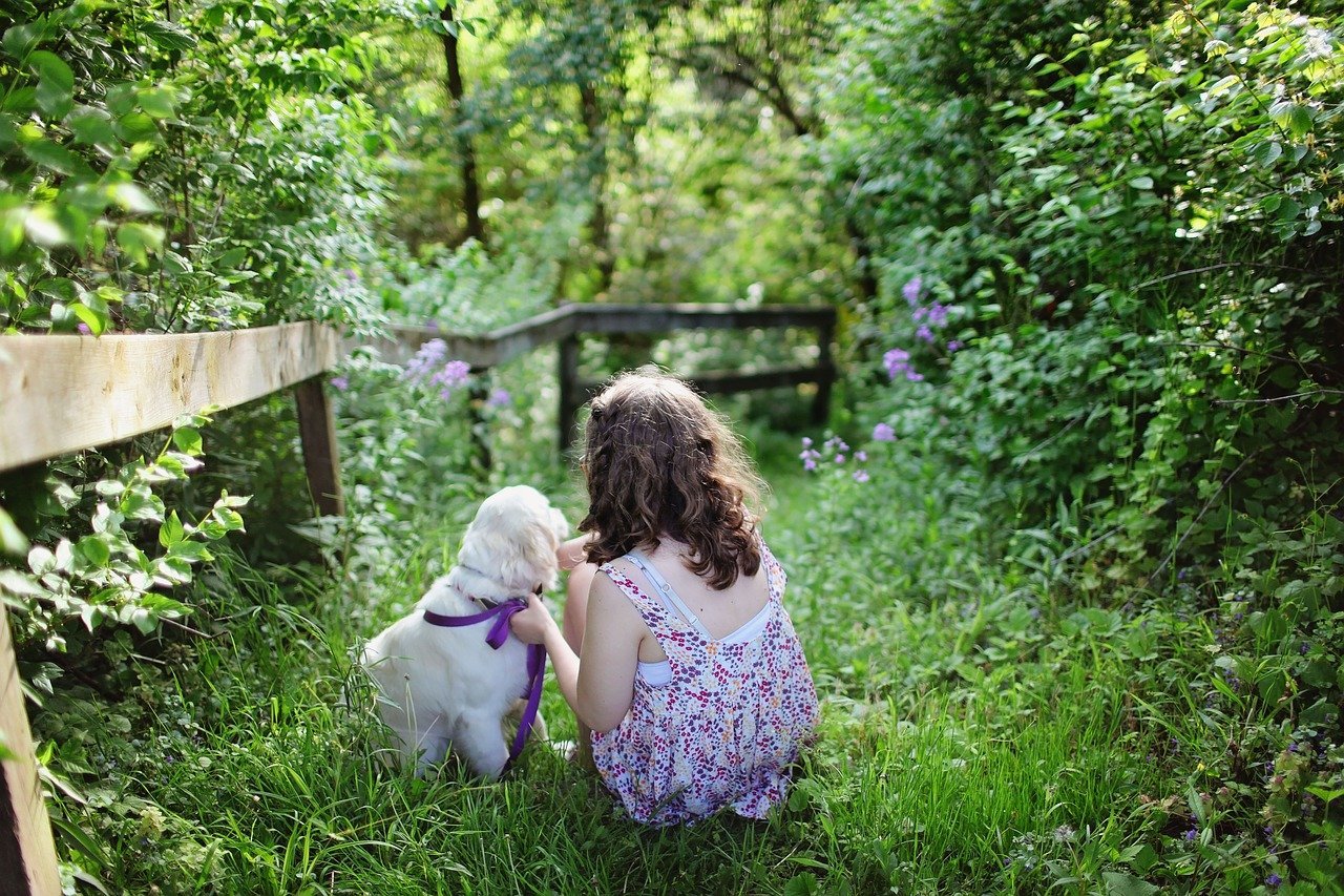 A puppy and a little girl. Photo: Pixabay