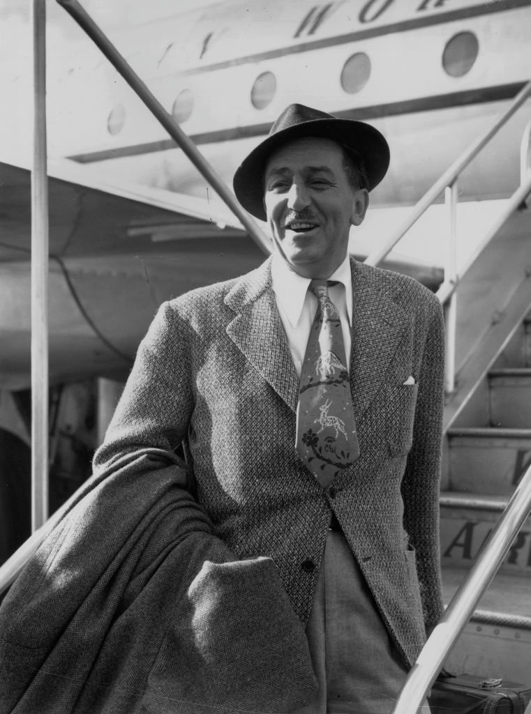 El dibujante y productor de cine estadounidense Walt Disney, llegando al aeropuerto de Londres el 15 de octubre de 1949. | Foto: Getty Images