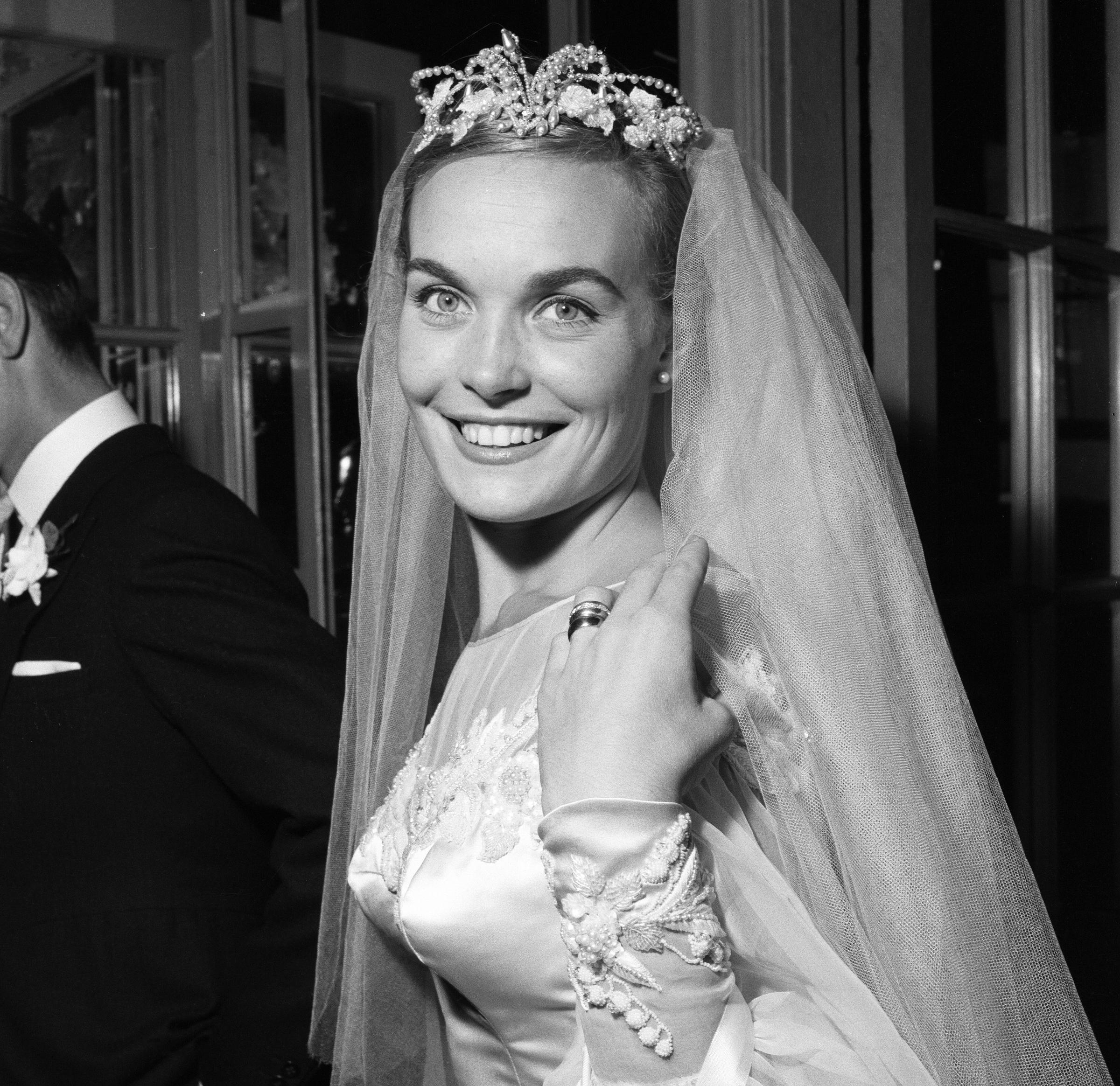 Shirley Eaton weds at St Mary's, Kenton, Middlesex, on August 5, 1957. | Source: Getty Images
