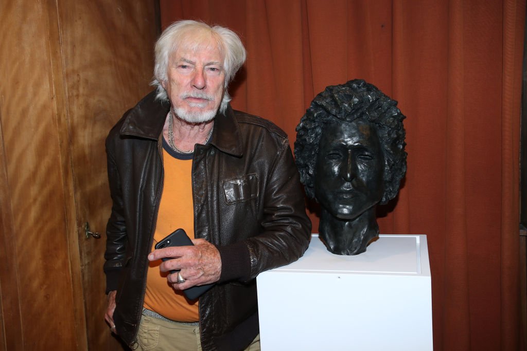 Hugues Aufray pose près d'une de ses Sculptures lors de l'exposition "Hugues Aufray by Tony Frank" le 05 septembre 2019 à Paris, France. | Photo : Getty Images