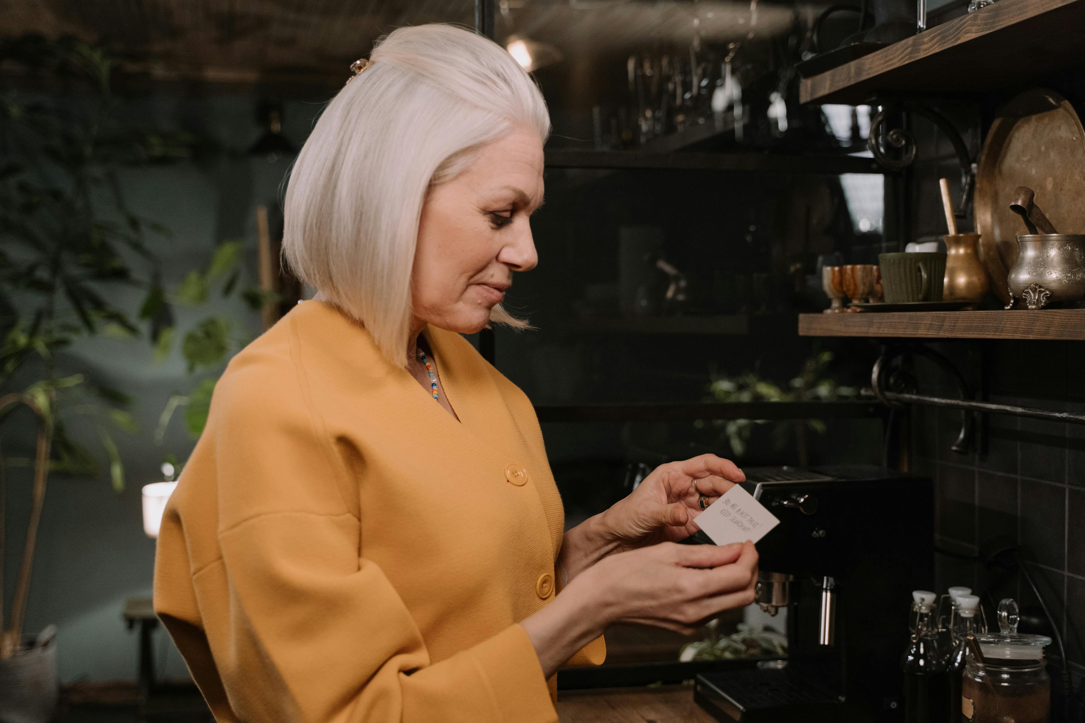 Elderly woman looks at a note | Source: Pexels