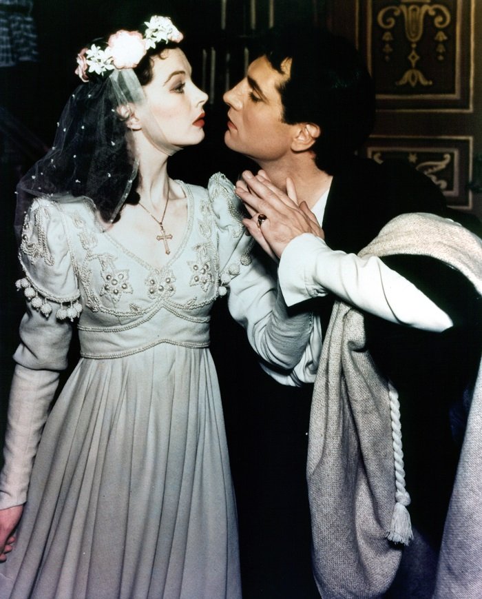 Vivien Leigh se prépare à embrasser Laurence Olivier dans une  mise en scène de "Roméo et Juliette", 1940 | Image : Getty Images