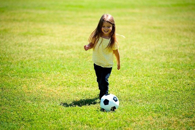 Niña con un balón de fútbol. Fuente: Pixabay