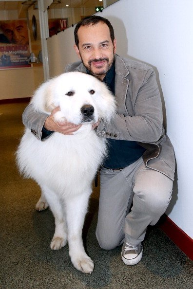 Mehdi El Glaoui avec le chien Berger au Pavillon Gabriel le 4 décembre 2013 à Paris, France. | Photo : Getty Images