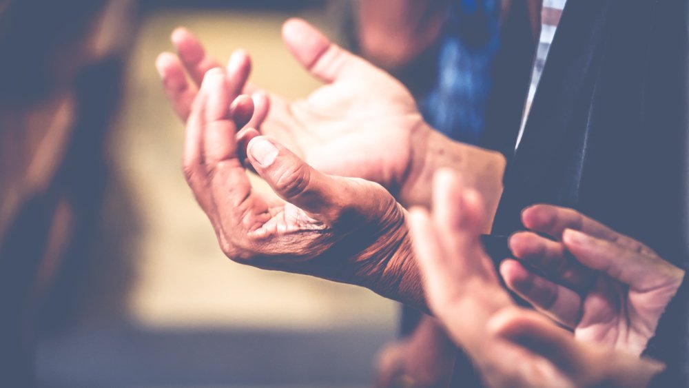 Personas rezando.| Fuente: Shutterstock Personas rezando.| Fuente: Shutterstock