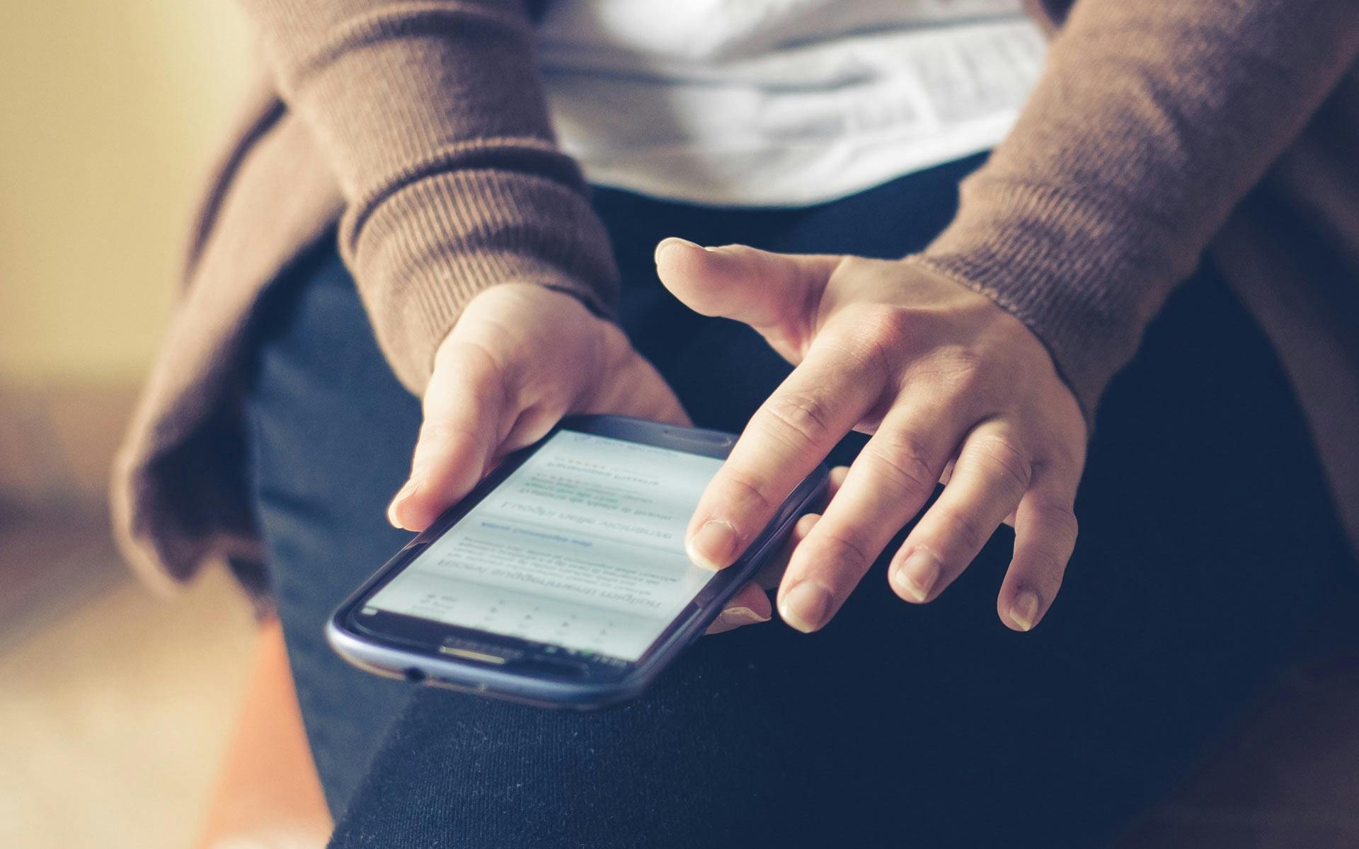 A woman using her phone | Source: Pexels