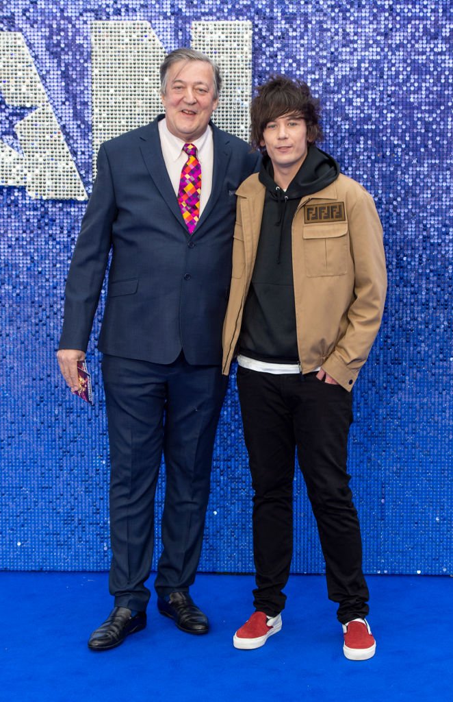 Stephen Fry y su esposo Elliot Spencer en 2019. | Foto: Getty Images