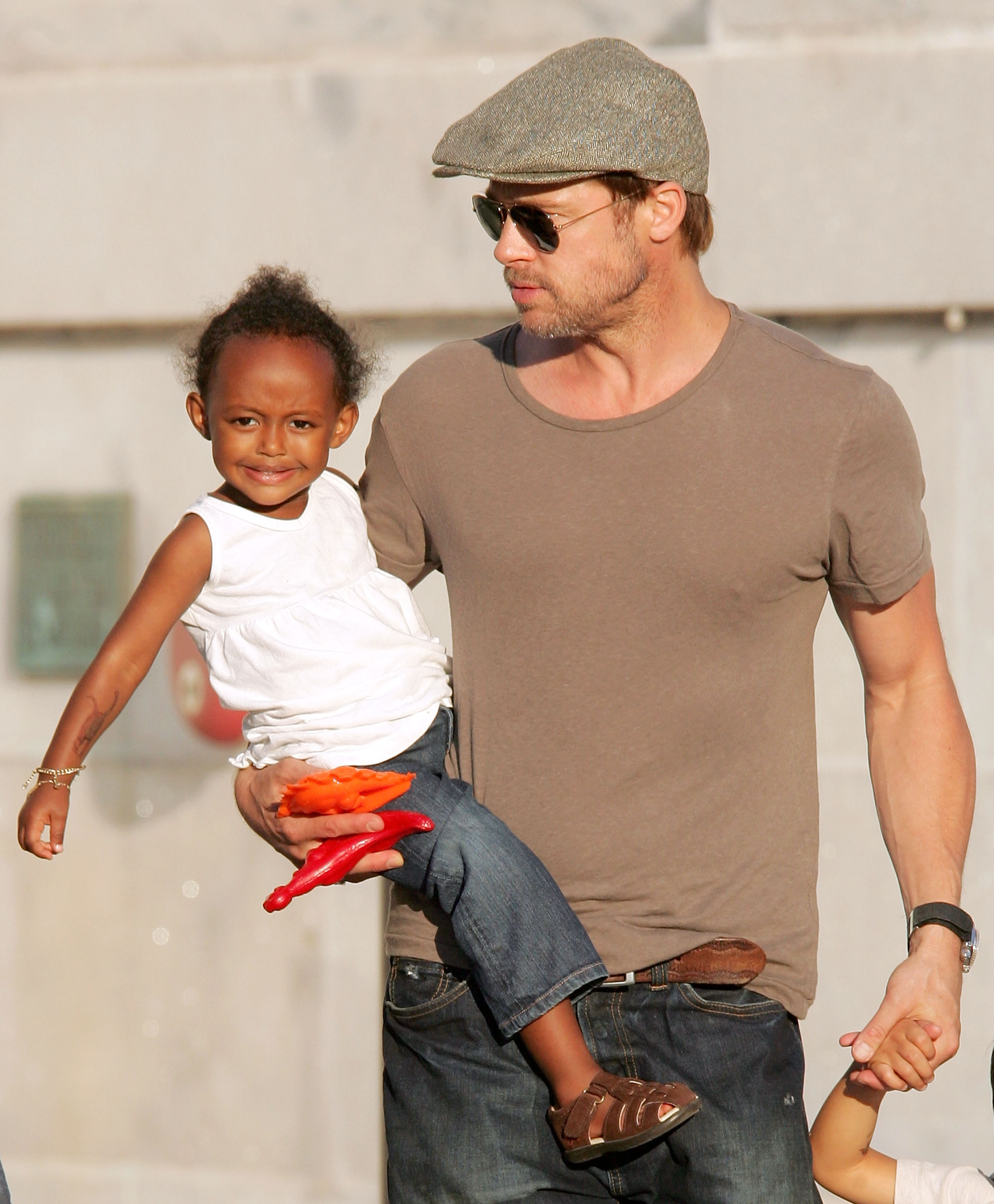 Brad Pitt and Zahara Jolie Pitt visit The Field Museum in Chicago on August 11, 2007. | Source: Getty Images