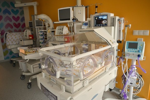 Une couveuse pour bébés dans un nouveau Centre de Maternité et de Médecine Féminine, ouvert à Cracovie | Photo : Getty Images Une couveuse pour bébés dans un nouveau Centre de Maternité et de Médecine Féminine, ouvert à Cracovie | Photo : Getty Images