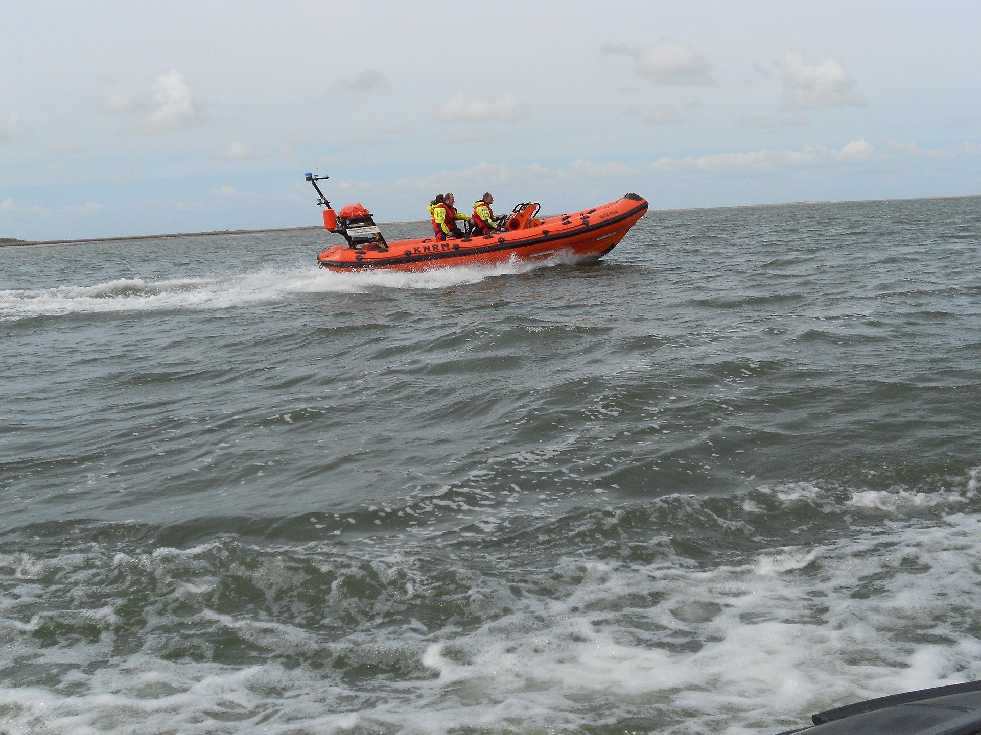 Rescue team on a lifeboat | Source: Pixabay