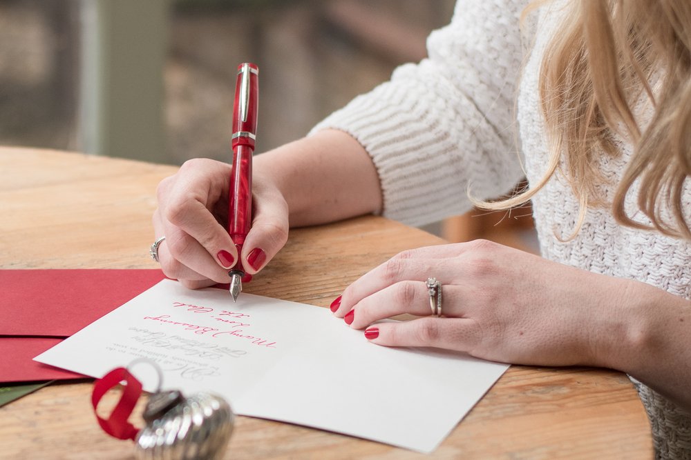 Mujer escribiendo una carta. | Foto: Shutterstock Mujer escribiendo una carta. | Foto: Shutterstock