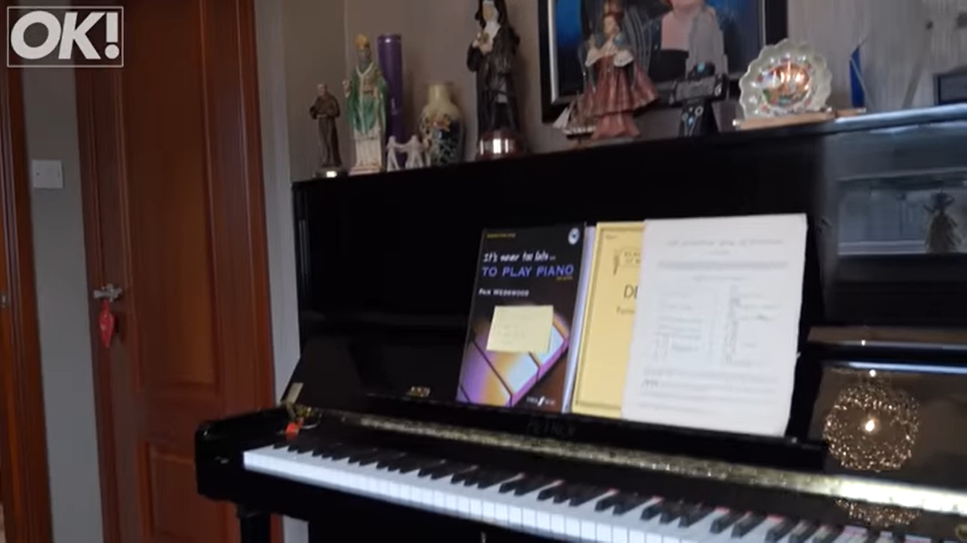 Susan Boyle's piano room in her childhood home in Blackburn, Scotland. | Source: YouTube/OK!MagazineUK