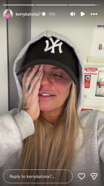 The former Atomic Kitten star held her head in her hand while updating followers on her health scare and sleepless night. | Source: Instagram/kerrykatona7