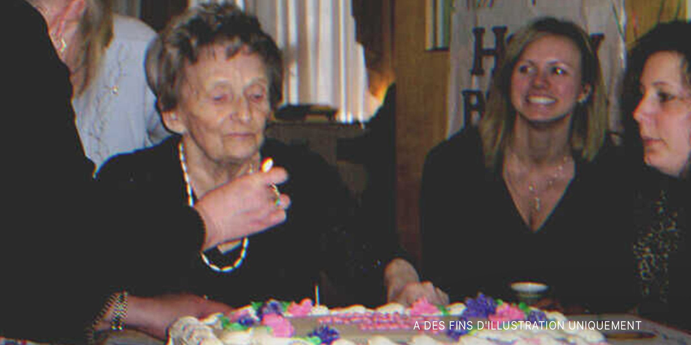 Une femme âgée soufflant son gâteau d'anniversaire. | Flickr / Mike Burns