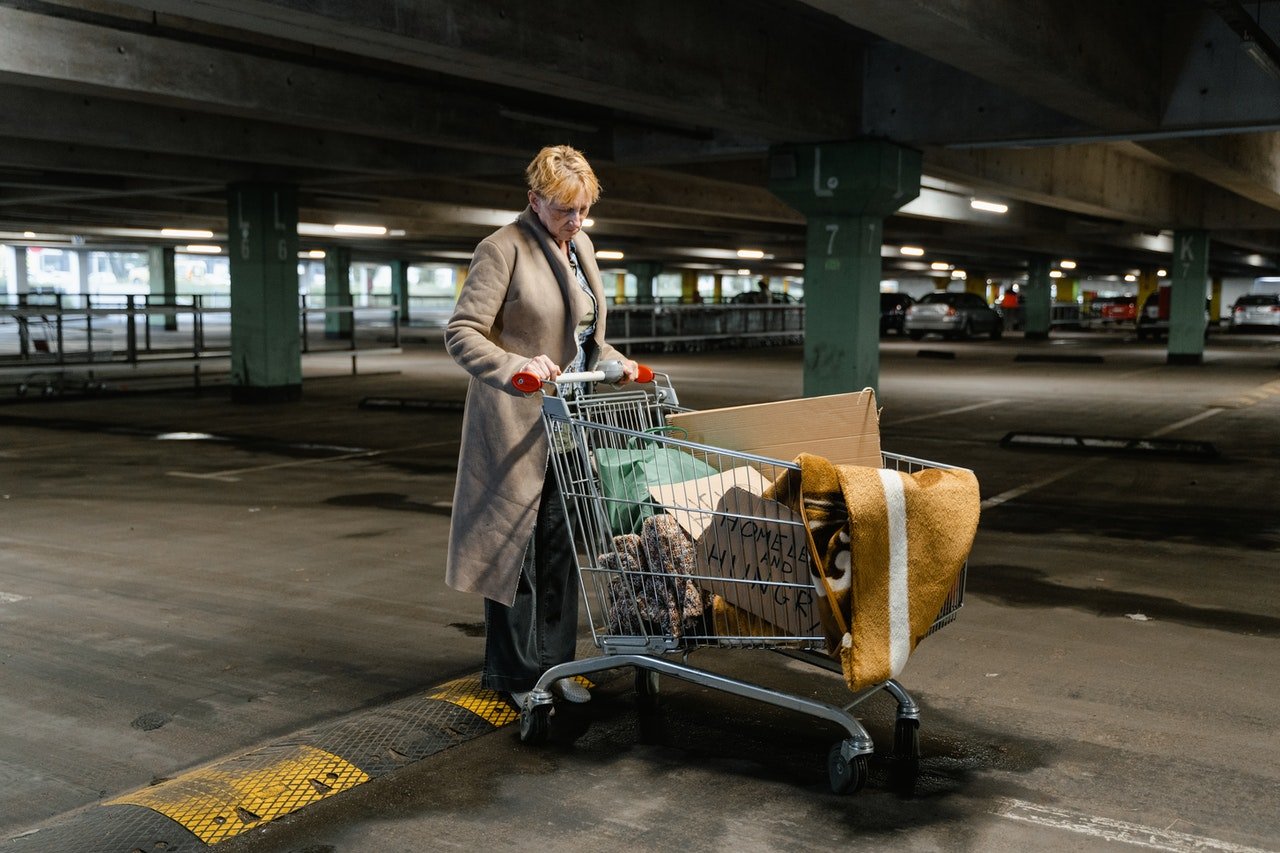 Mujer con carro de supermercado. | Foto: Pexels