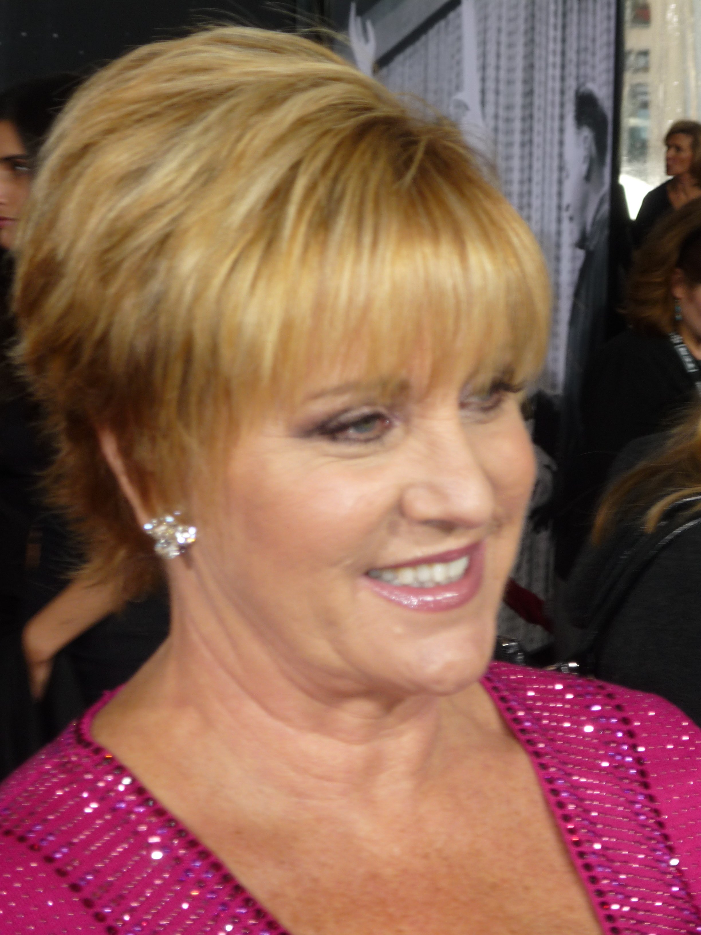 Lorna Luft speaking to media personnel in May 2010 | Source: Wikimedia Commons