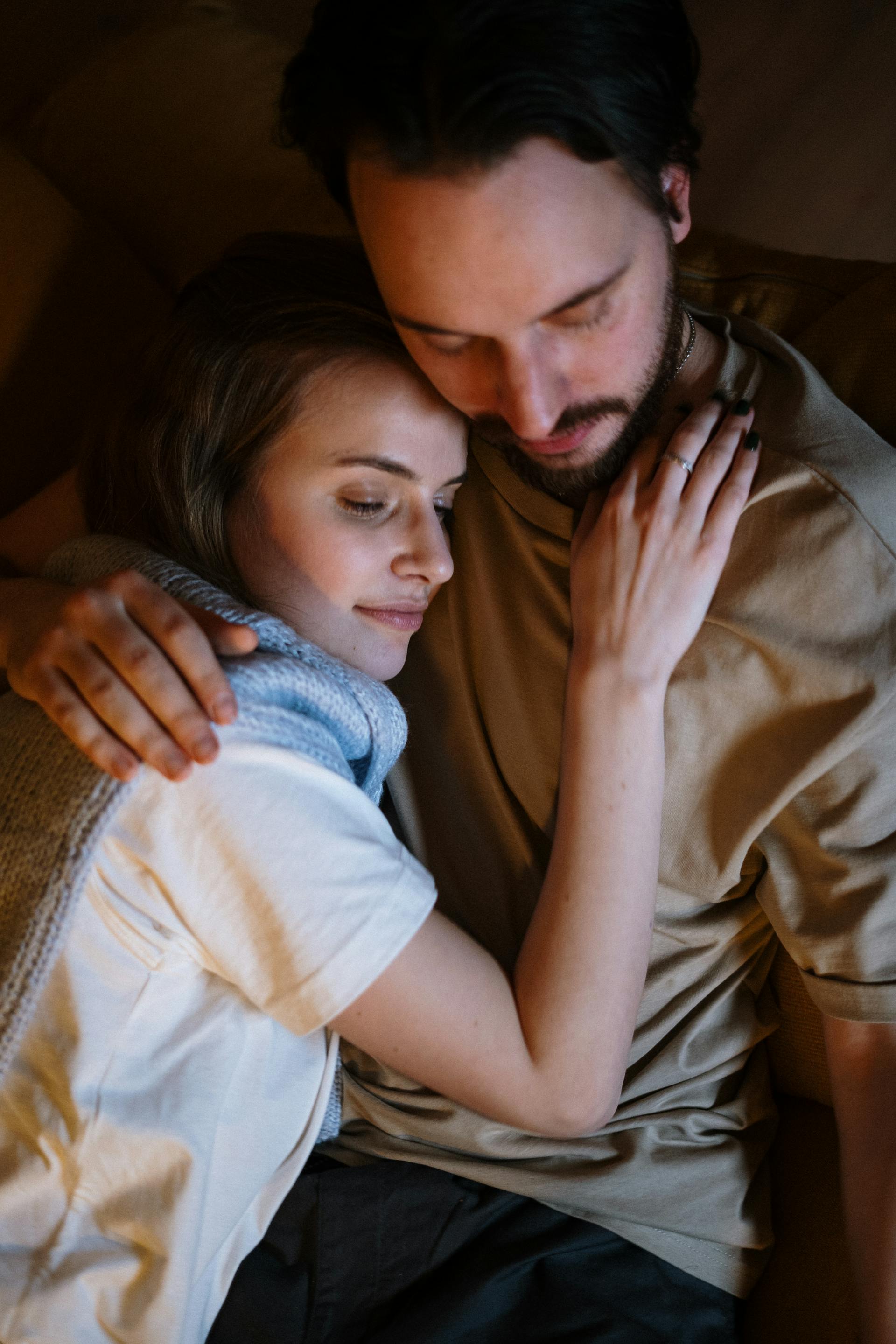 A couple embracing each other | Source: Pexels