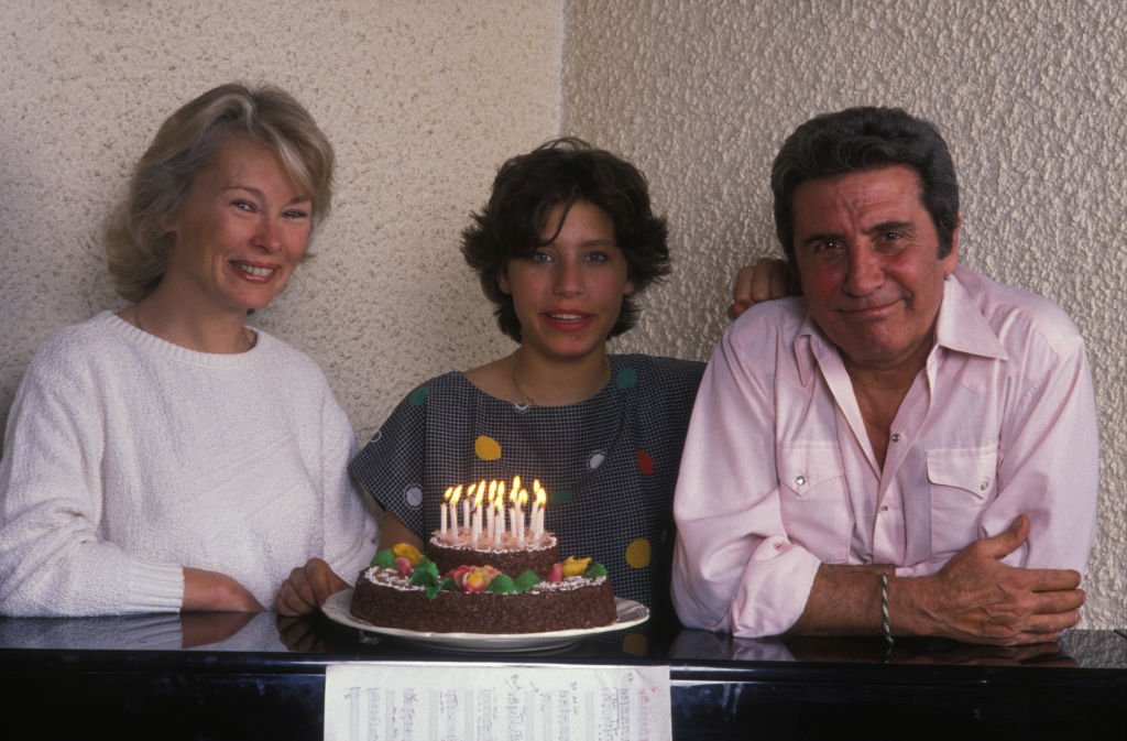 Gilbert Bécaud at home with his wife and daughter in May 1988 in Paris, France.  |  Photo: Getty Images