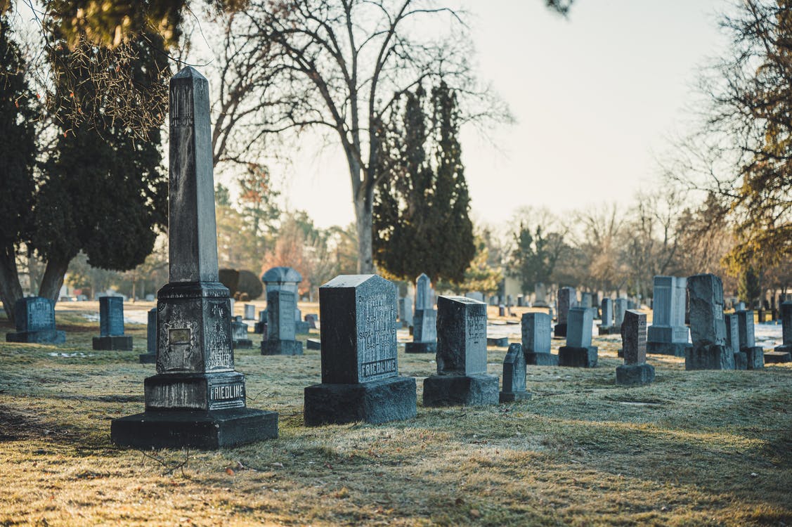 Varias tumbas en un cementerio. | Foto: Pexels