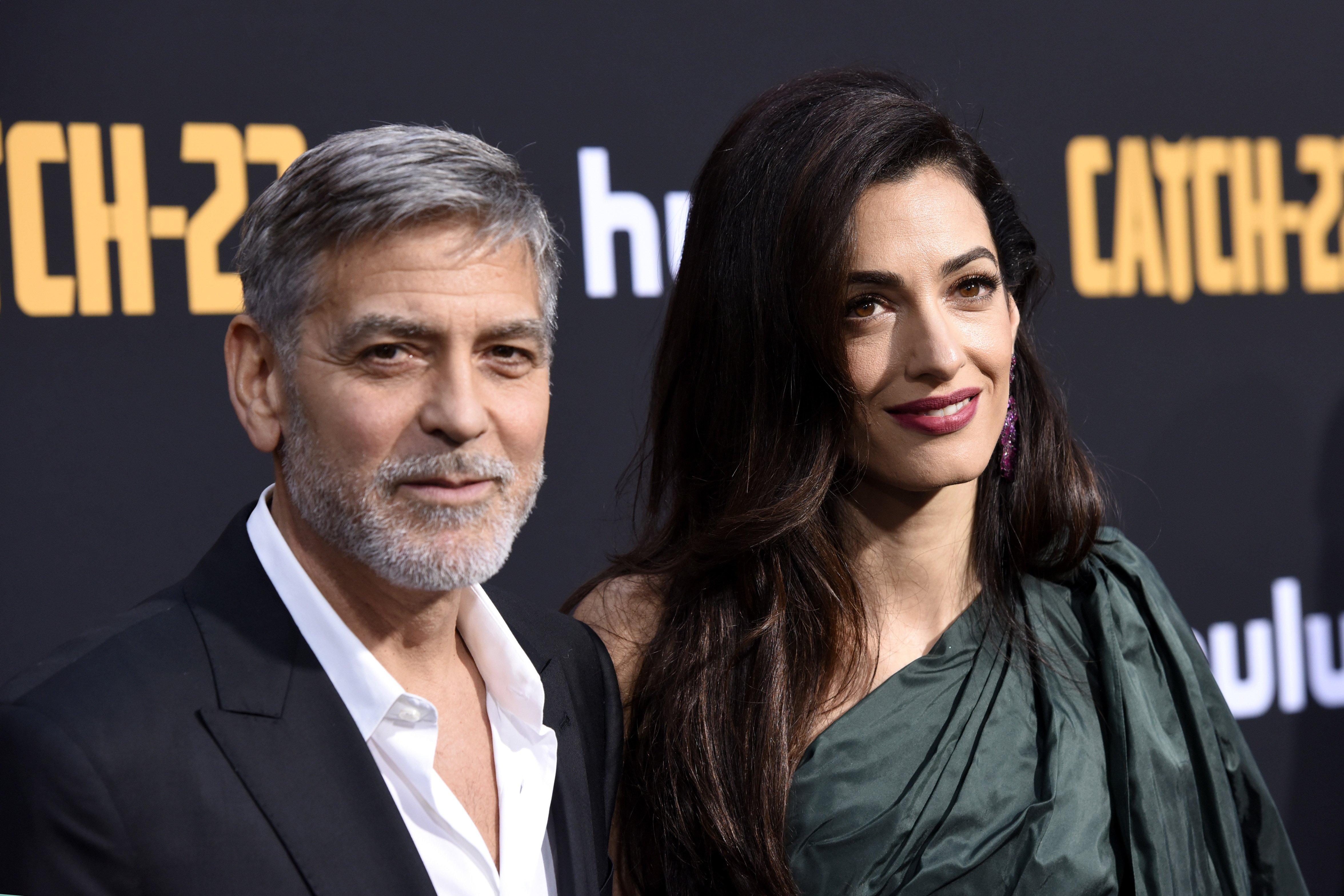 George y Amal Clooney asisten al estreno de "Catch-22", el show de Hulu basado en la novela del mismo nombre de Joseph Heller, en Hollywood, California || Fuente: Getty Images George y Amal Clooney asisten al estreno de "Catch-22", el show de Hulu basado en la novela del mismo nombre de Joseph Heller, en Hollywood, California || Fuente: Getty Images
