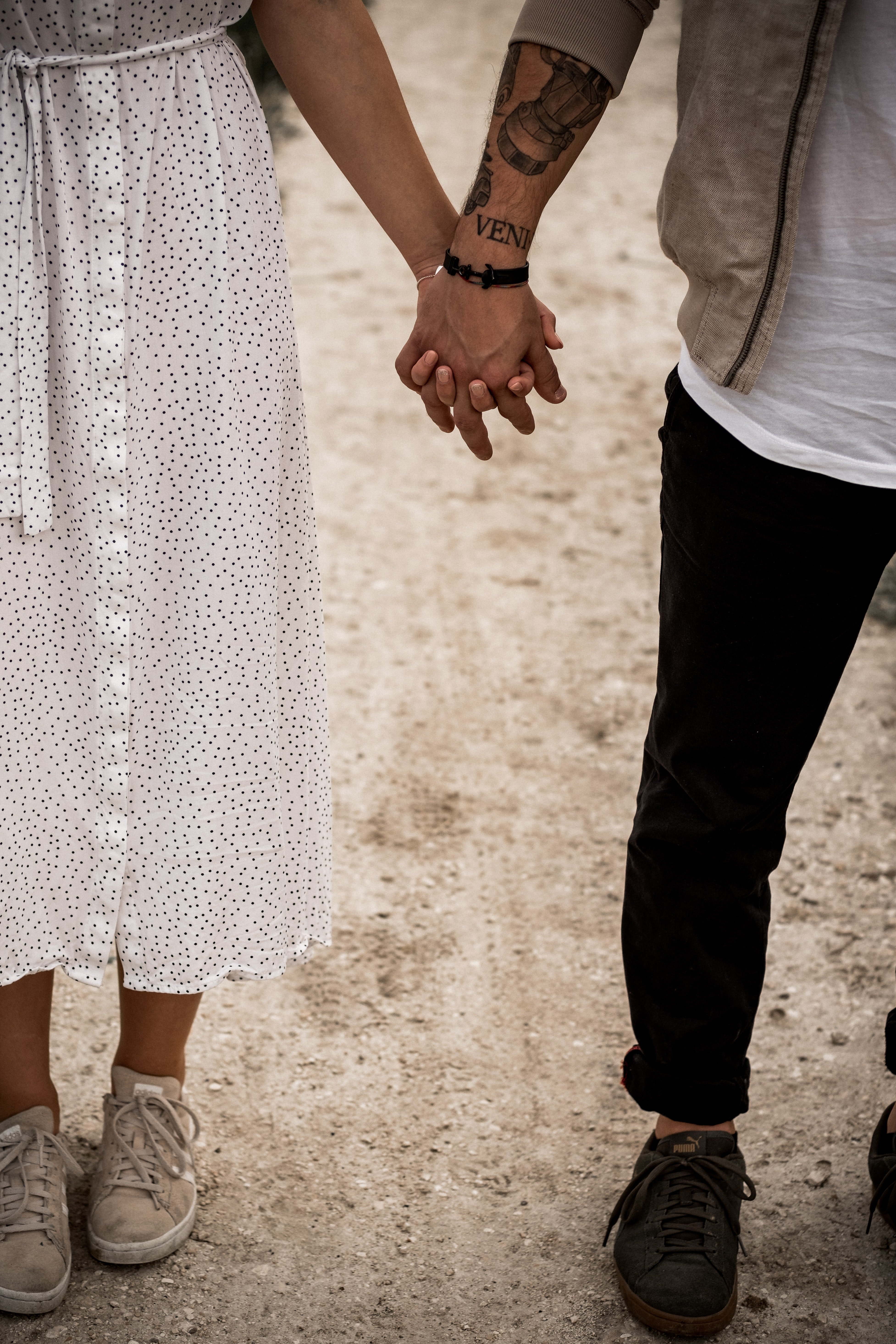 Couple holding hands | Photo: Unsplash