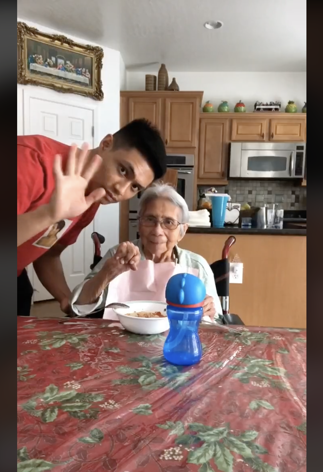 Chris Punsalan mit seiner Großmutter am Esstisch | Quelle: tiktok.com/@firstnamechris
