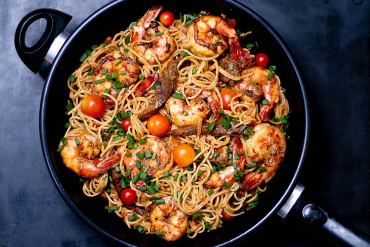 Pâtes sautées avec des crevettes. | Photo : Pixabay