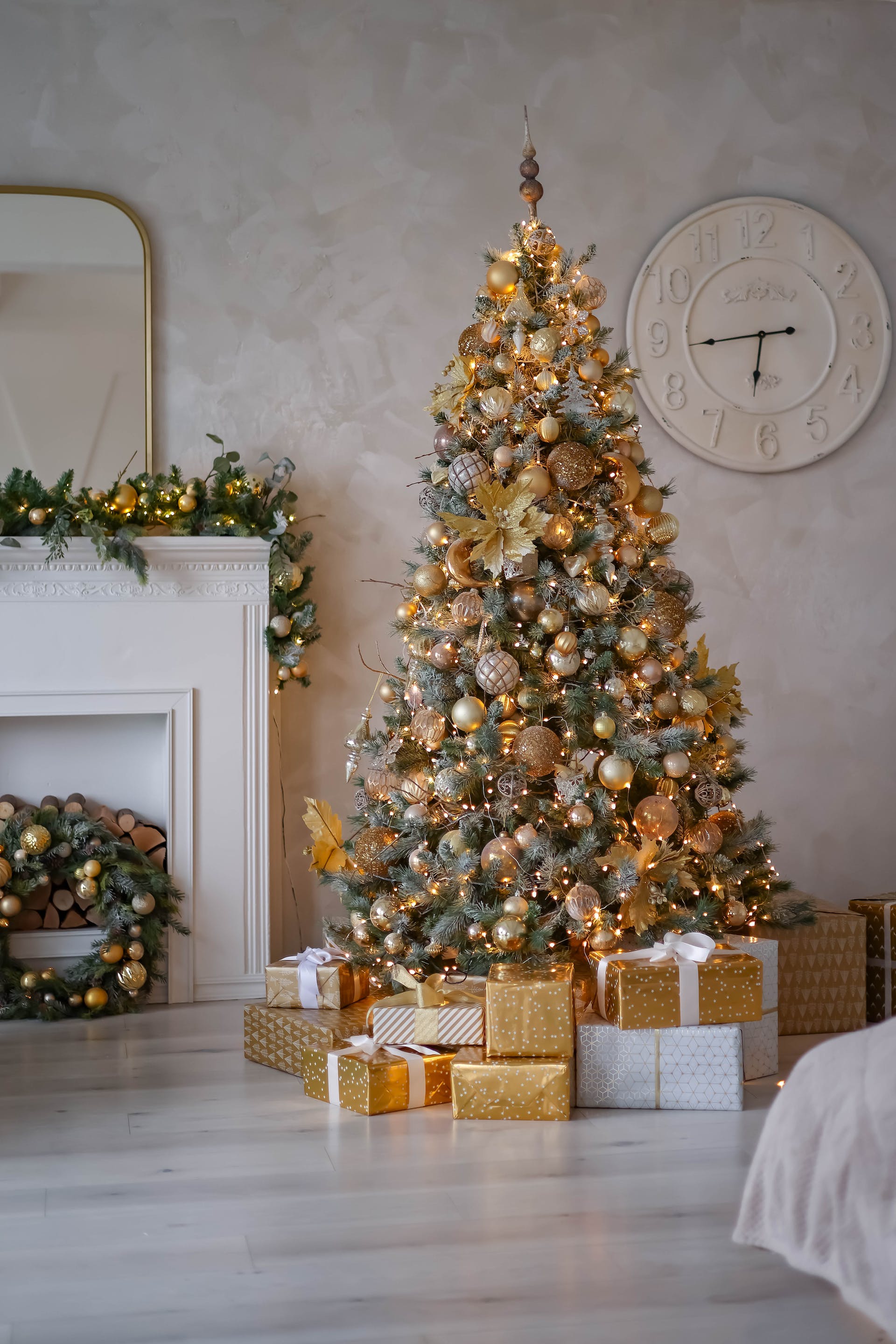 A Christmas tree with gifts | Source: Pexels