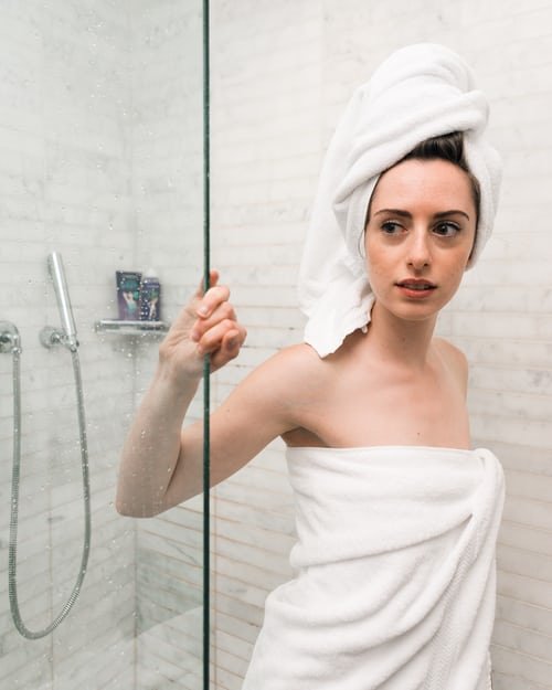 Une jeune femme sortant de la douche. l Source : Unsplash