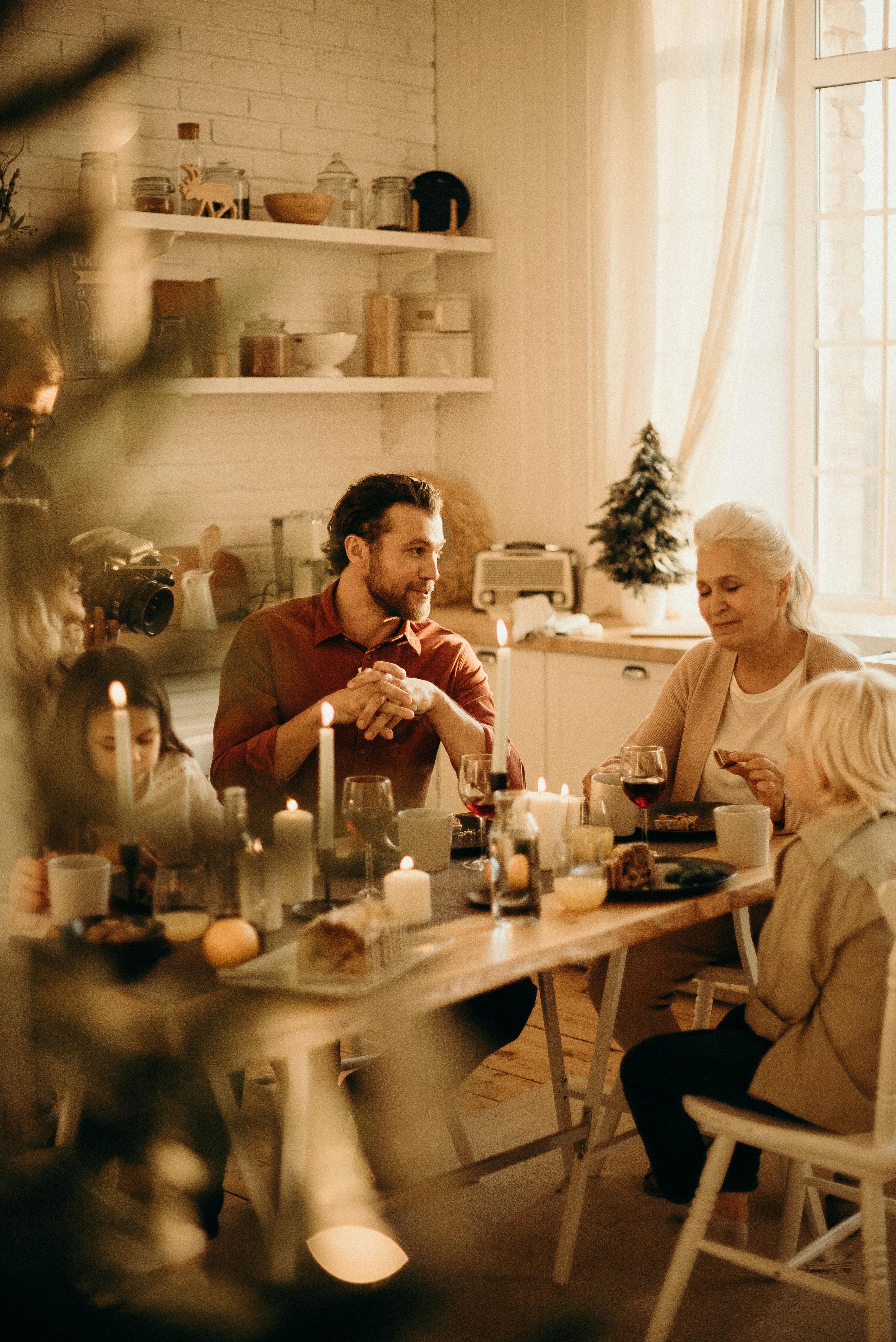 Man talking to his mother | Source: Pexels