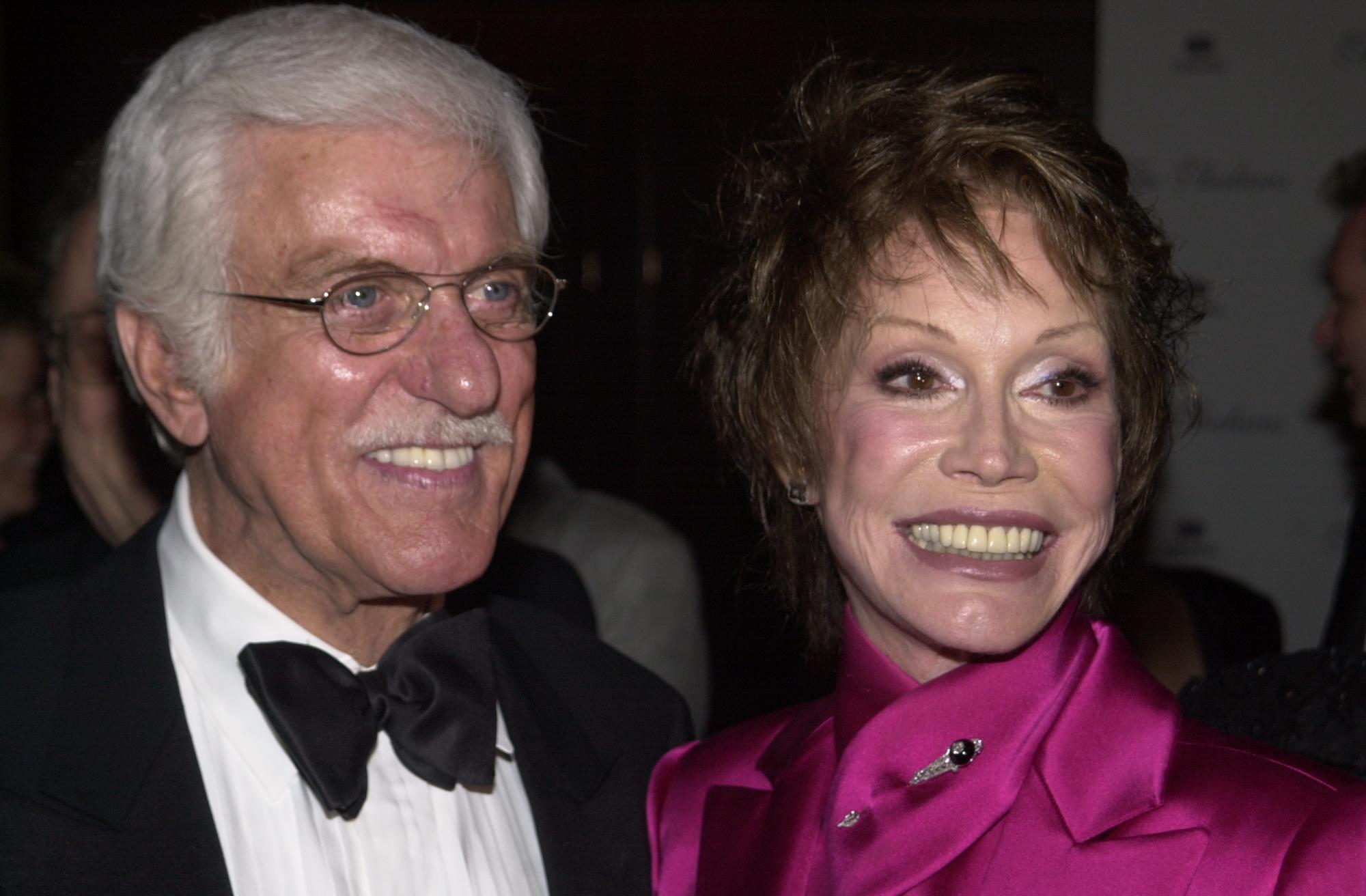 Dick Van Dyke and Mary Tyler Moore on October 7, 2000 in Century City, California | Photo: Getty Images