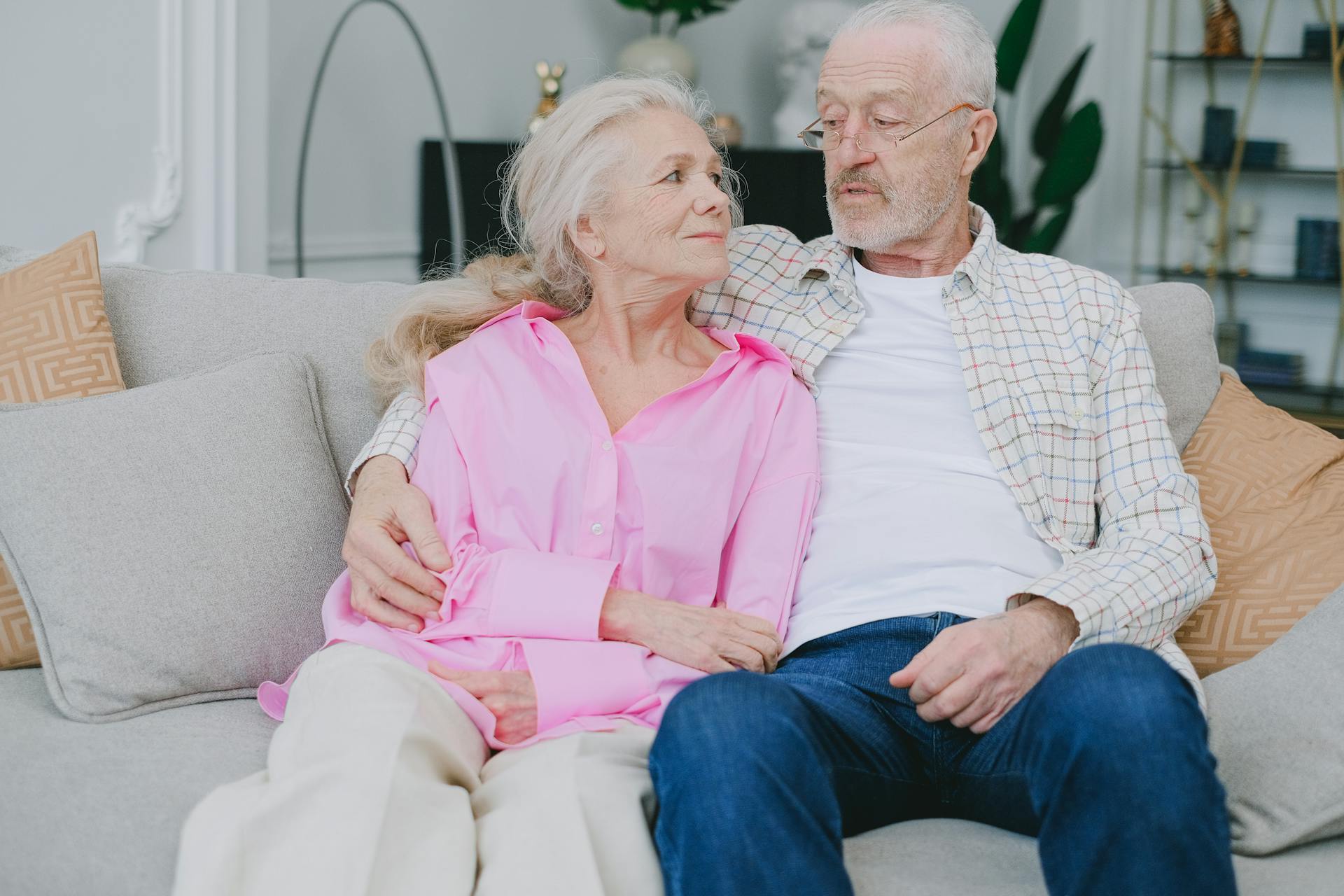 An older couple sitting on a couch | Source: Pexels