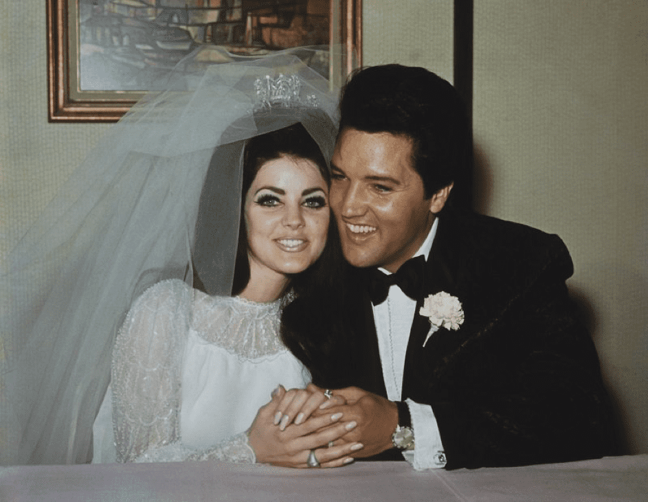 Elvis und Priscilla Presley während ihrer Hochzeit am 1. Mai 1967 in Las Vegas. | Quelle: Getty Images