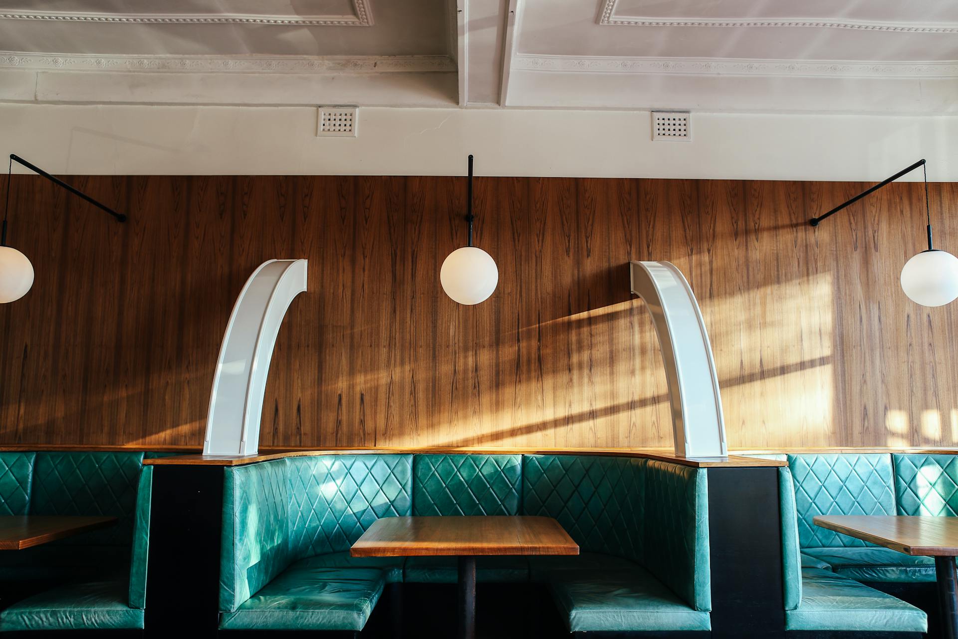 Empty booths at a diner | Source: Pexels