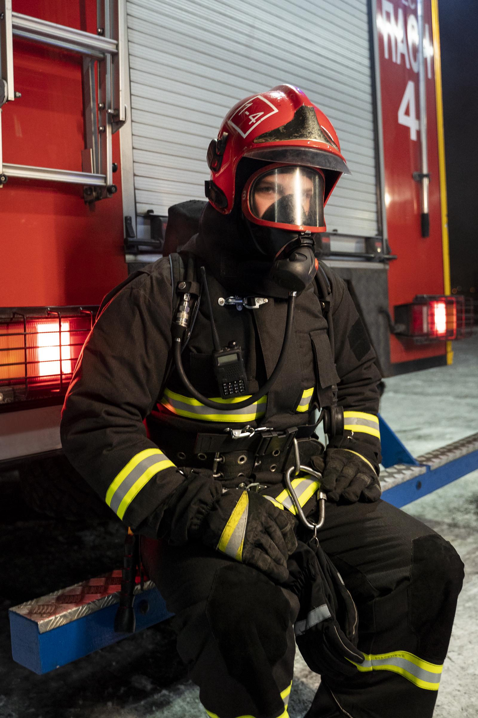 Firefighter deep in thought | Source: Freepik