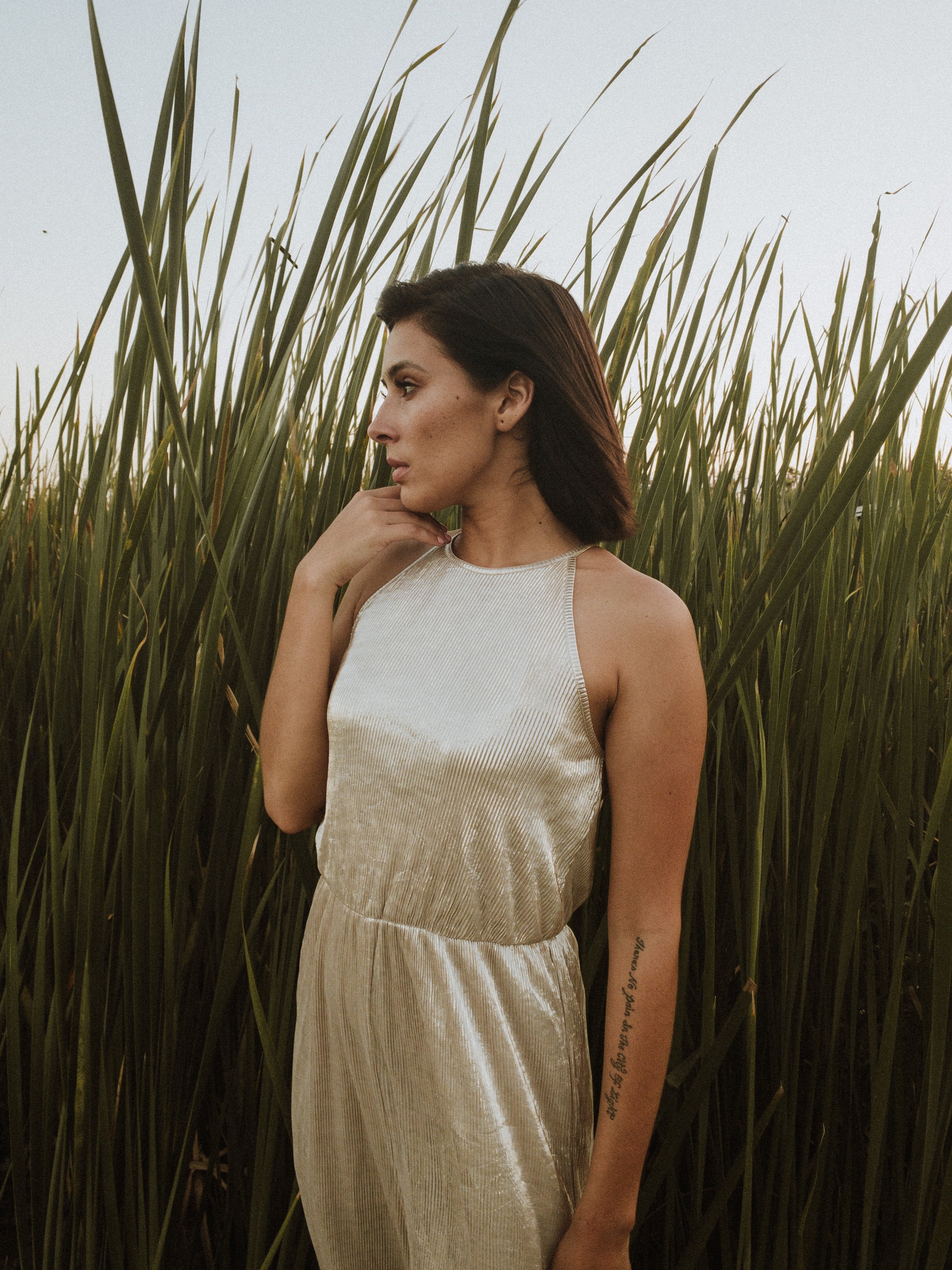 Une jeune femme portant une robe dorée. l Source : Unsplash