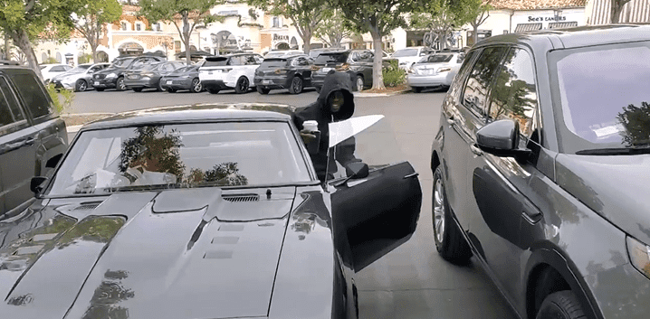 Kevin Hart getting in his car in Calabasas, Los Angeles, California | Photo: TMZ