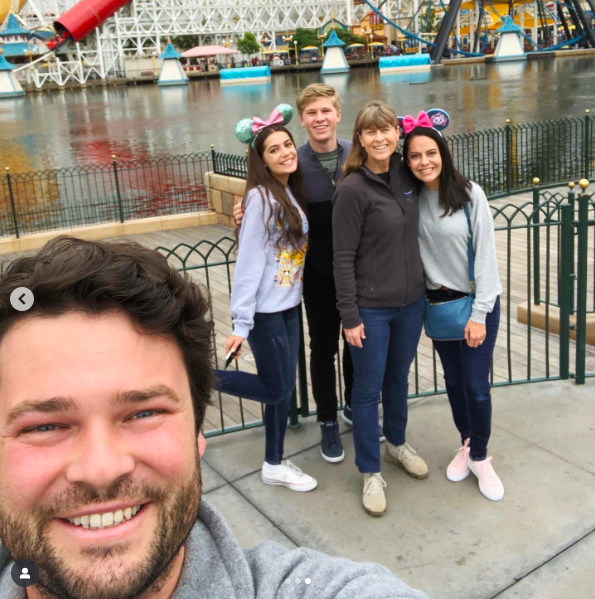 Robert and Terri Irwin with Emmy Perry and other loved ones, posted on September 11, 2020. | Source: Instagram/robertirwinphotography