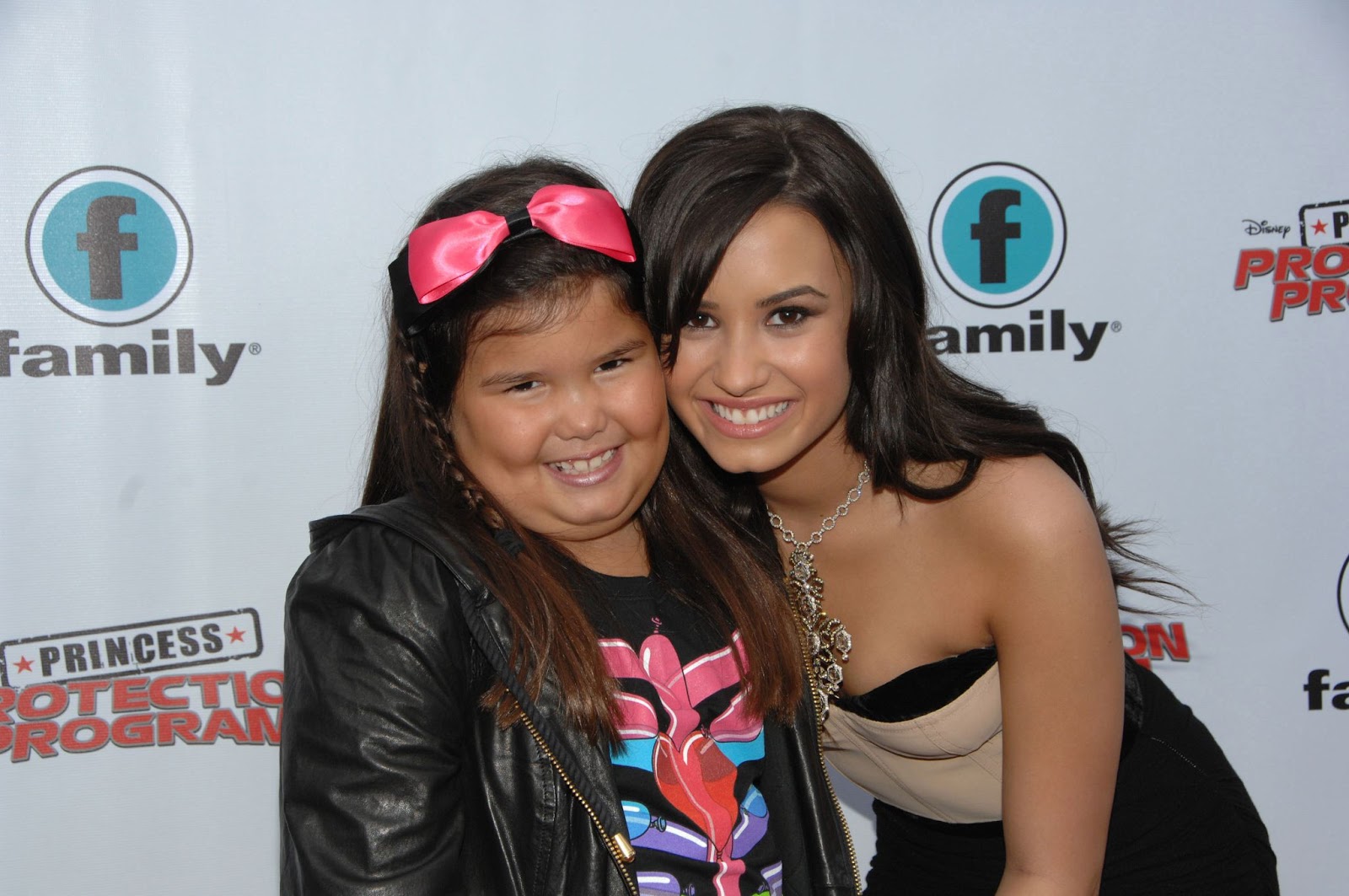 The "Desperate Housewives" star and Demi Lovato at the premiere of "Princess Protection Program" on June 18, 2009, in Toronto, Canada. | Source: Getty Images