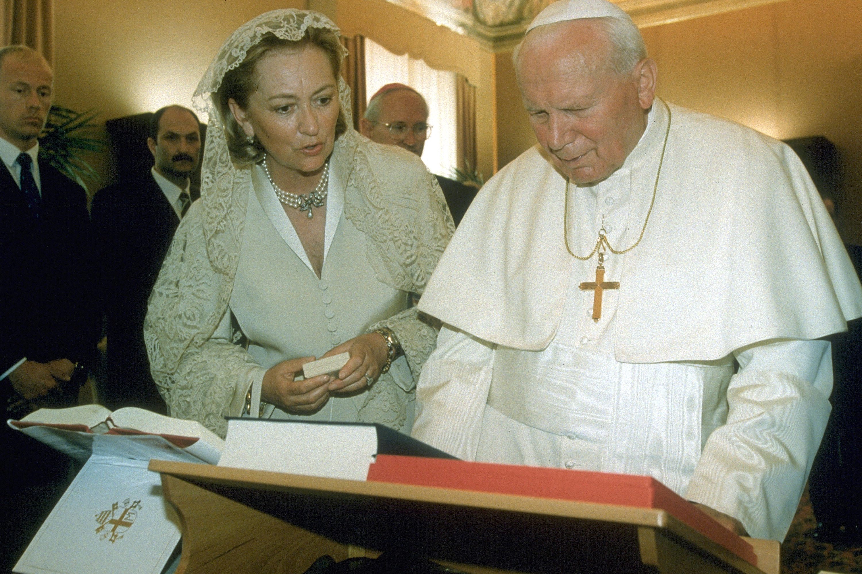 Pope John Paul II meets Queen Paola of Belgium at his private library in the Apostolic Palace on May 15, 1998 in Vatican City | Source: Getty Images