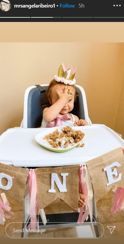 Angela Ribeiro shared a photo of her daughter Ava Sue Ribeiro eating her birthday cake on her first birthday | Source: Instagram.com/mrsangelaribeiro