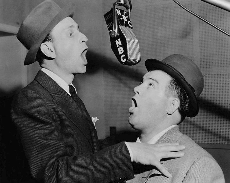 Photo of Bud Abbott and Lou Costello in the NBC radio studios on May 1942. | Photo:NBC Radio, Public domain, via Wikimedia Commons