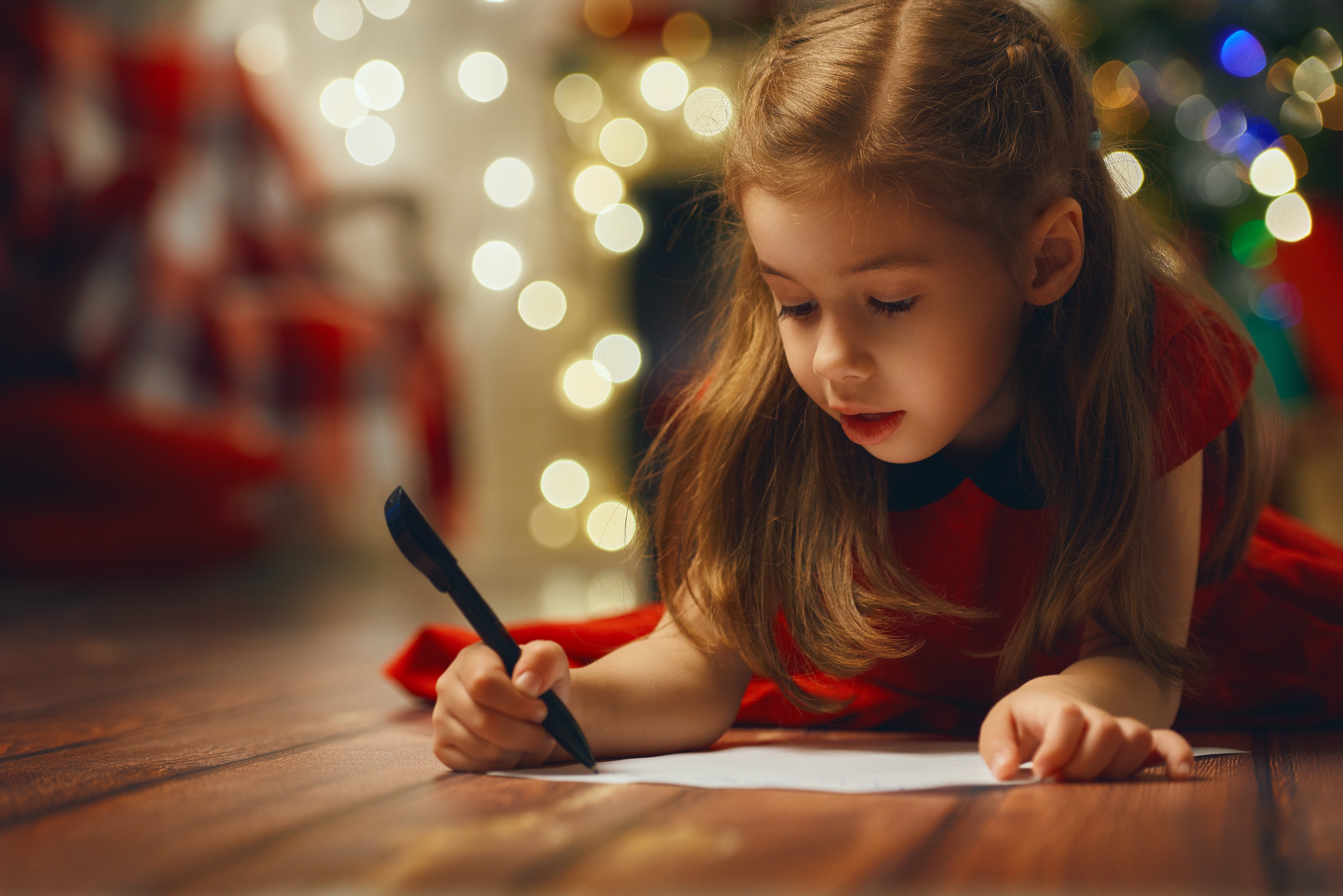 Niña escribiendo carta a Santa. | Foto: Shutterstock