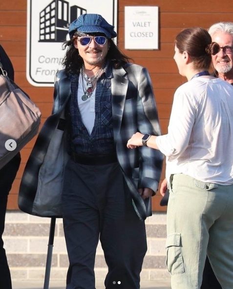 Johnny Depp spotted out with a walking cane posted on July 30, 2023 | Source: Instagram/justjared