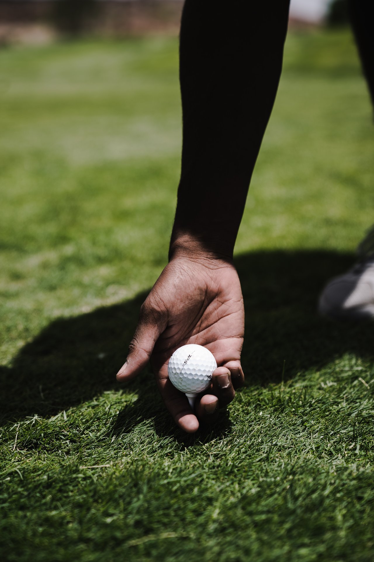 Photo of a hand holding a golf ball | Photo: Pexels