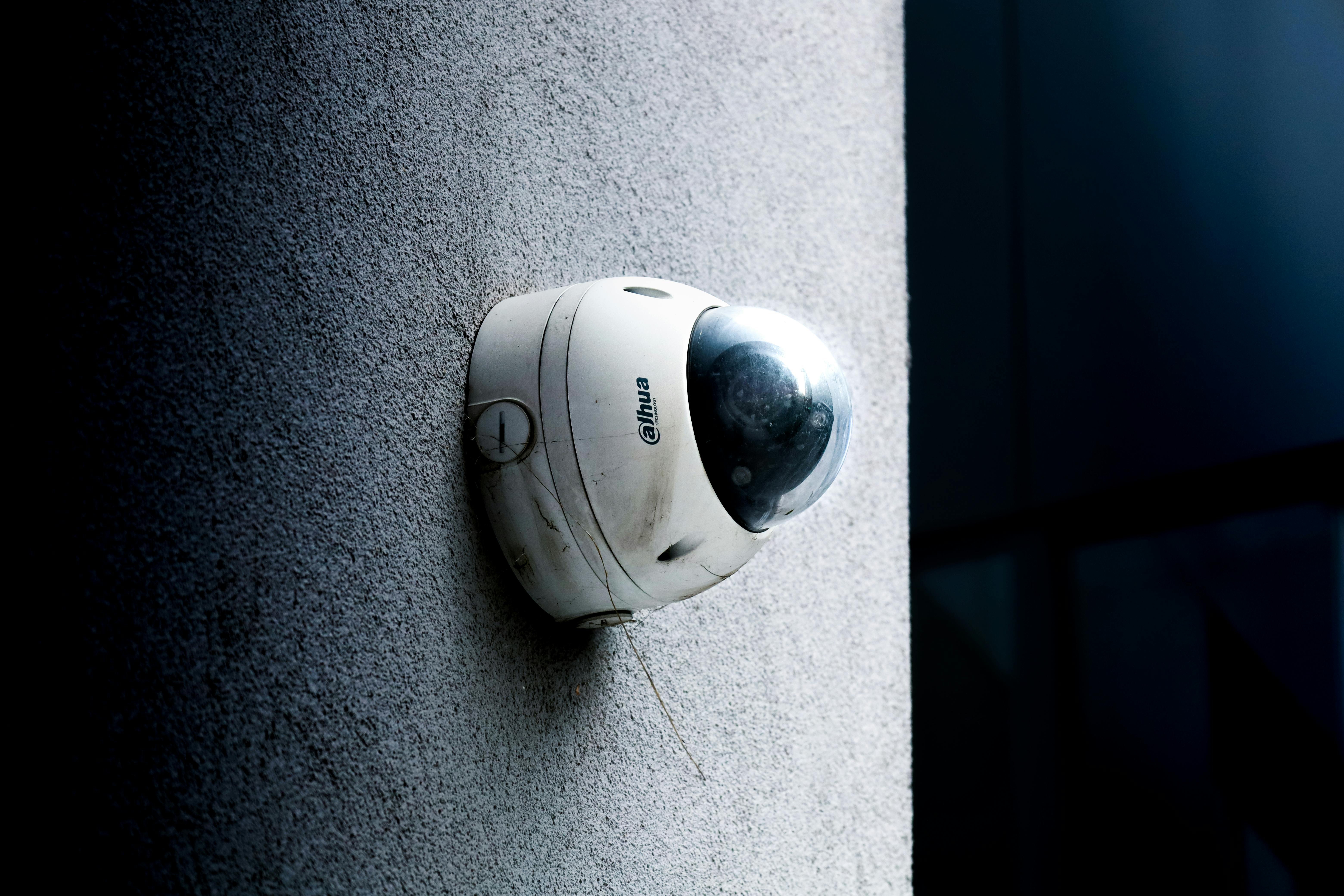 A security camera on a wall | Source: Pexels