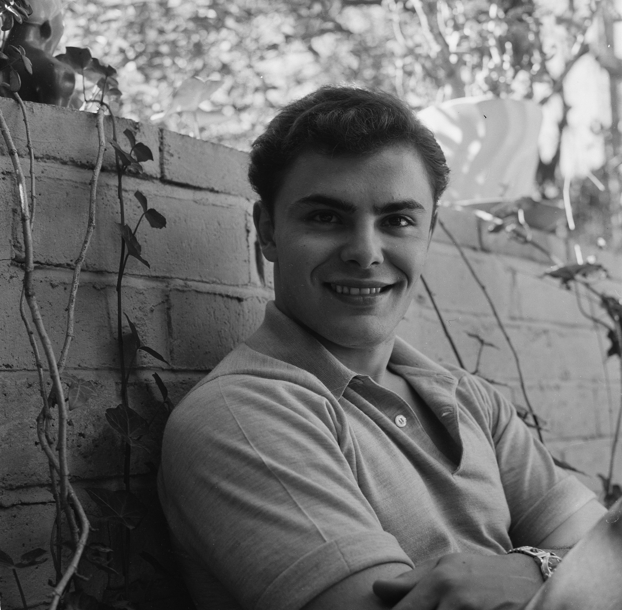 John Saxon poses at home in Los Angeles, California, in 1957. | Source: Getty Images.