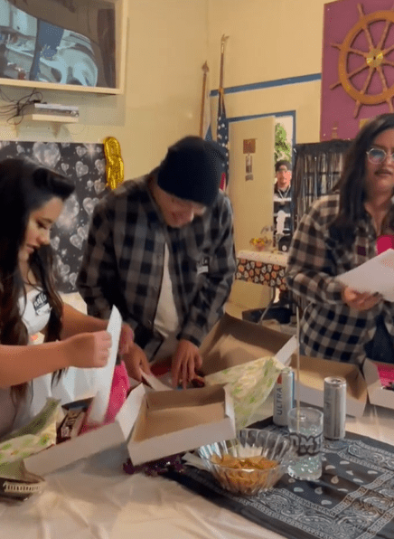 Isabel and her two siblings opening their presents. │Source: instagram.com/izzymizzyy